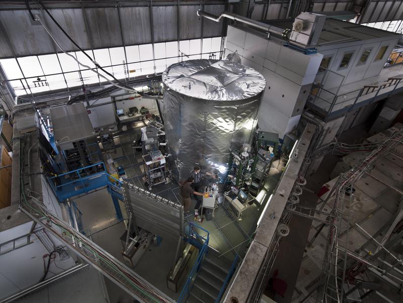 Frederico Bianchi und Urs Baltensperger vom Labor für Atmosphärenchemie des Paul Scherrer Instituts überprüfen an der CLOUD-Kammer am CERN das am PSI entwickelte Amin-Messgerät mit weltweit unerreichter Nachweisstärke. 