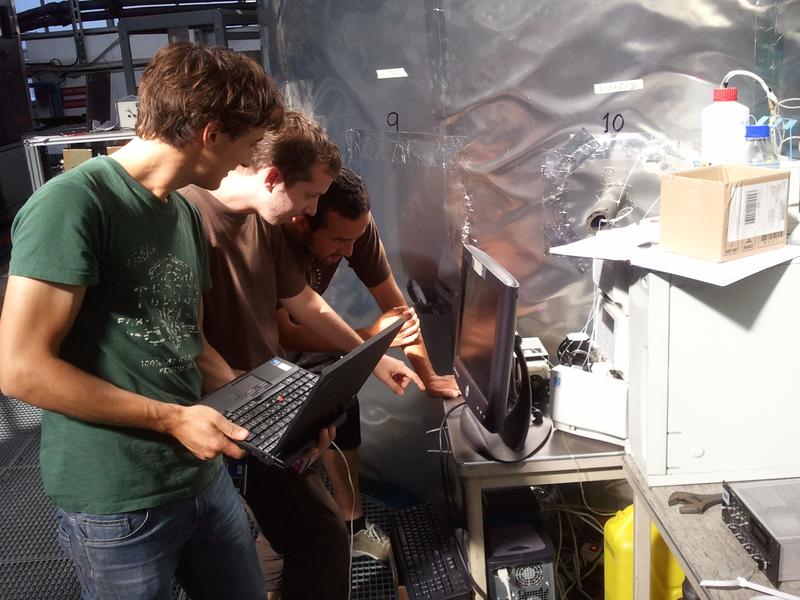 Francesco Riccobono, Arnauld Praplan und Frederico Bianchi, Doktoranden am Labor für Atmosphärenchemie des PSI, kontrollieren die Resultate der Amin-Messung zum CLOUD-Experiments auf dem Bildschirm. 