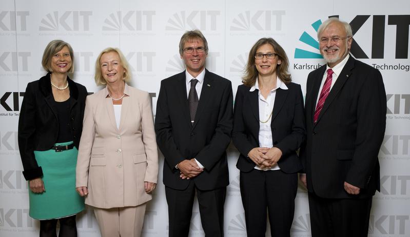 Amtsübergabe am KIT: Vorsitzende des KIT-Aufsichtsrats Renate Schubert, Bundesforschungsministerin Johanna Wanka, neuer KIT-Präsident Holger Hanselka,  Ministerialdirektorin Simone Schwanitz, scheidender KIT-Präsident Eberhard Umbach (v.l.n.r.).