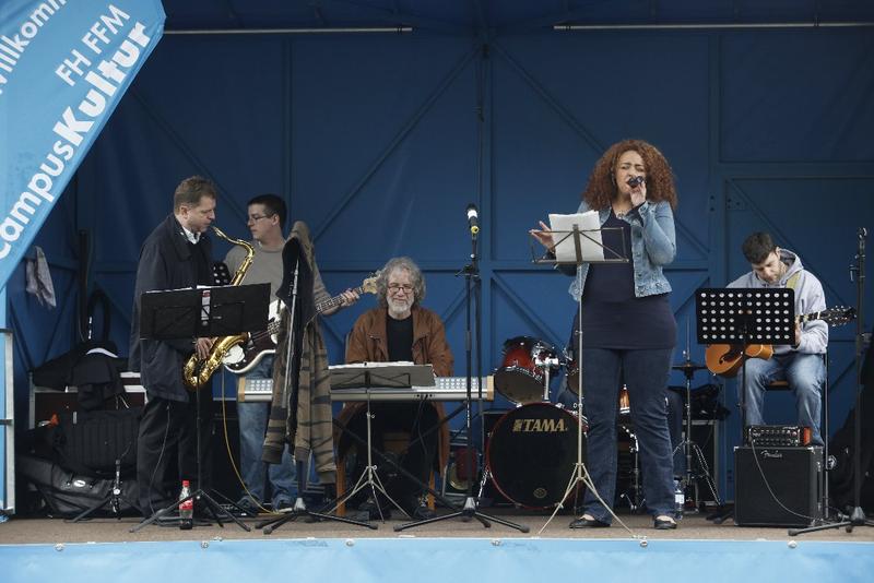 Die FH-Band AudiMax spielt im Rahmen der Veranstaltungsreihe Campus+ der FH Frankfurt.
