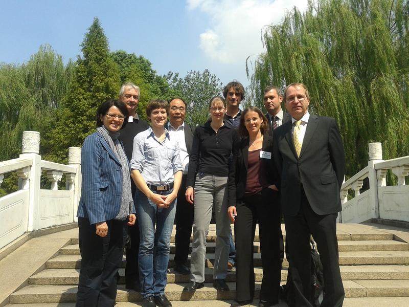 Die Marburger Delegation mit Petra Kienle (von links), Prof. Roland Hartmann, Sandy Jones, Prof. Shuming Li, Prof. Anke Becker, Prof. Wolfgang Parak, Prof. Stefanie Dehnen, Prof. Volker Ellenrieder, Vizepräsident Prof. Ulrich Koert