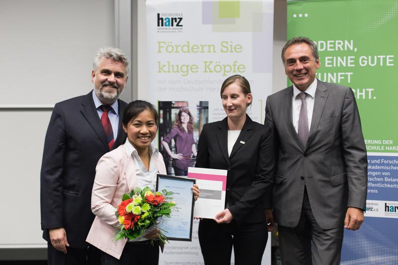 Rektor Prof. Dr. Armin Willingmann (l.) und Marietta Müller (2.v.r.), Leiterin des Akademischen Auslandsamtes, übergaben gemeinsam mit Oberbürgermeister Peter Gaffert (r.) den DAAD-Preis für hervorragende Leistungen ausländischer Studierender an den deutschen Hochschulen an Thi Ngoc An Tran aus Vietnam. 