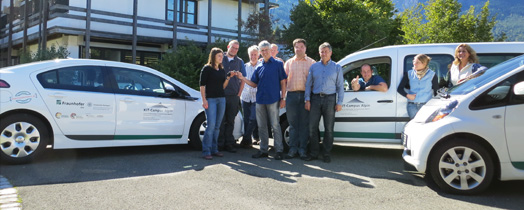 Von links nach rechts: Dr. Sabine Wagner, Fraunhofer IAO (links) übergibt den Schlüssel für die elektromobile Flotte an Prof. Hans Peter Schmid, Institutsleiter des IMK-IFU, KIT