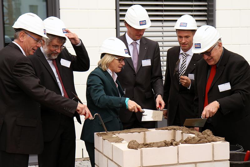 Grundsteinlegung für den Neubau des Fraunhofer IPM in Kaiserslautern. V.l.n.r.: Oberbürgermeister Dr. Klaus Weichel, Prof. Dr. Burkard Hillebrands (Technische Universität Kaiserslautern), Inga Schäfer (Ministerium für Bildung, Wissenschaft, Weiterbildung und Kultur), Prof. Dr. Georg von Freymann (Fraunhofer IPM), Prof. Dr. Karsten Buse (Fraunhofer IPM) und Prof. Dr. Horst Ermel (ASPLAN Architekten BDA).