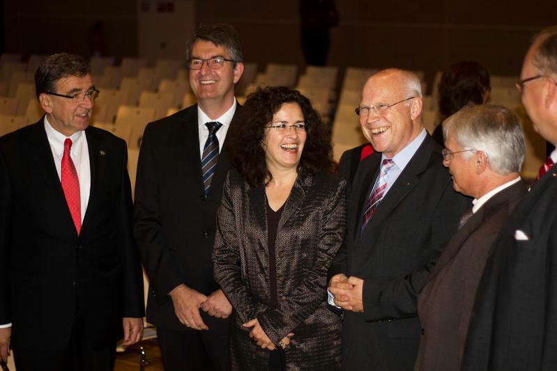 Von links: Bürgermeister Thomas Pink, Vizepräsident Volker Küch, Wissenschaftsministerin Dr. Gabriele Heinen-Kljajić,  Prof. Dr. Wolf-Rüdiger Umbach, Finanzminister Peter-Jürgen Schneider, und Paul-Werner Huppert, Vositzender des Hochschulrates der Ostfalia.
