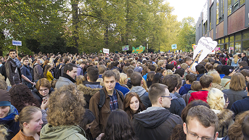 Erstsemesterbegrüßung vor der Mensa zum Start ins Wintersemester 2013/2014