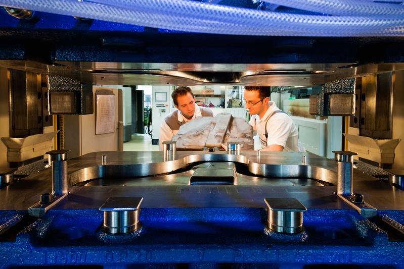 Die Wissenschaftler des Chemnitzer Spitzentechnologieclusters eniPROD stellen auf der Materialica 2013 unter anderem einen B-Säulenfuß für PKW aus, der pressgehärtet wird. Bei diesem Verfahren findet das Erwärmen, Verformen und Abkühlen des Materials in einem Schritt statt.