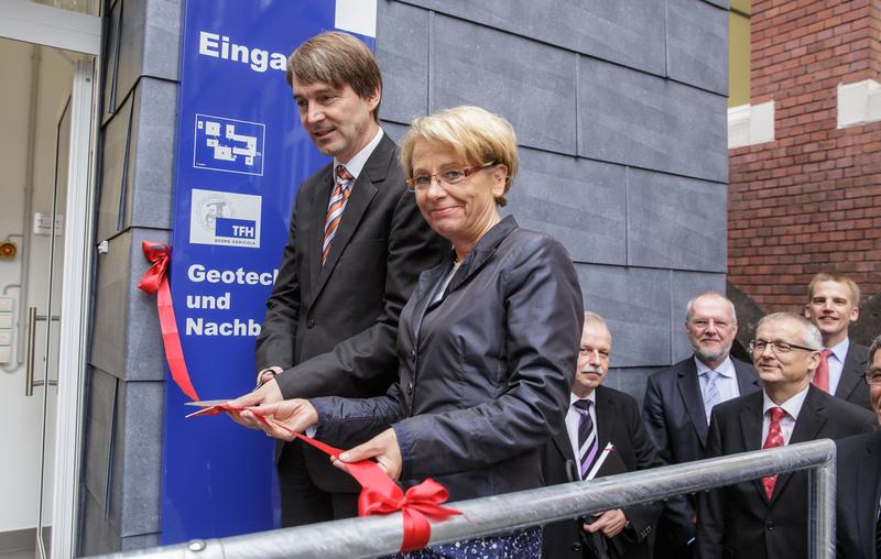 Bärbel Bergerhoff-Wodopia und Prof. Dr. Jürgen Kretschmann eröffnen das Labor
