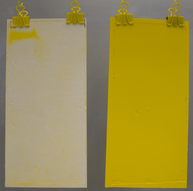 Elektrostatische Lackierung von SMC mit Pulverlack (links: SMC-Platte ohne Antistatik-Additiv, rechts: SMC mit 3 Gew.-% des neuen polymeren Antistatik-Additivs)