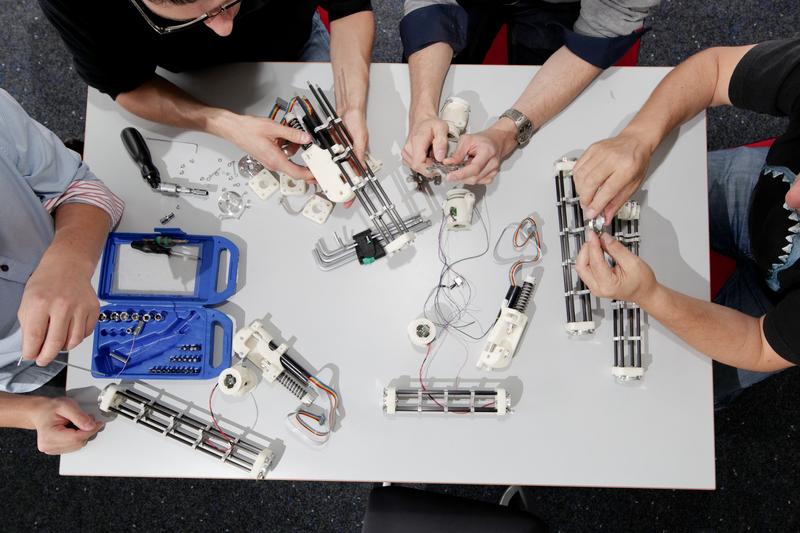 Aufbau eines MYO-Robots aus Modulen des Myorobotics Toolkits 