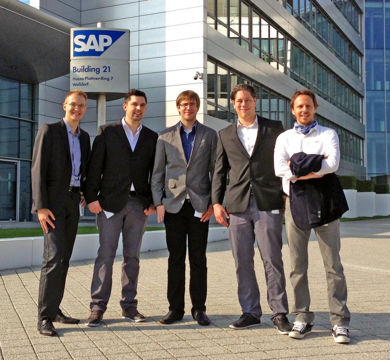 Die Gewinner (v. li.): Patrick Mennig, Dominik Conrad, Markus Bullmann, Steffen Drews, Hendrik Freier (abwesend) sowie der betreuende Professor Dr. Karsten Huffstadt. 