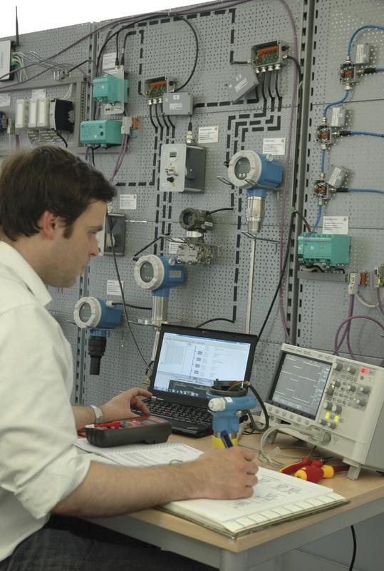 Das Testlabor ist im FZI Living Lab smartAutomation angesiedelt unter der Leitung von Dr.-Ing. Martin Hillenbrand (l.).