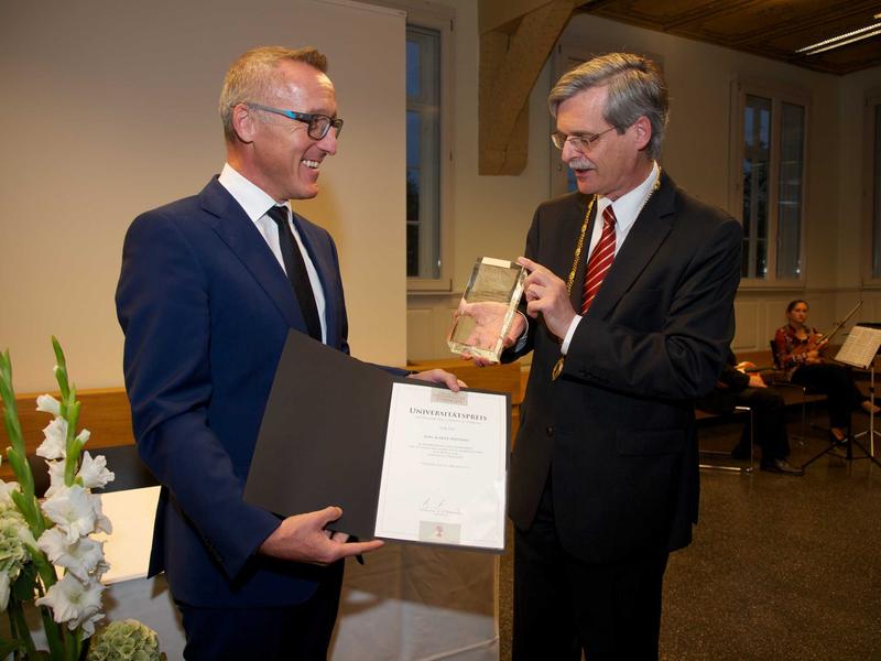 Rektor Professor Dr. Bernd Engler (rechts) überreichte den Universitätspreis an Thomas Ducrée, den Vorstand der Gips-Schüle-Stiftung (links). 