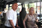 Am Steuer des längsten Buses der Welt: Johanna Wanka, Bundesministerin für Bildung und Forschung, und Prof. Dr. Matthias Klingner am Tag der offenen Bundesregierung im August 2013 in Berlin.