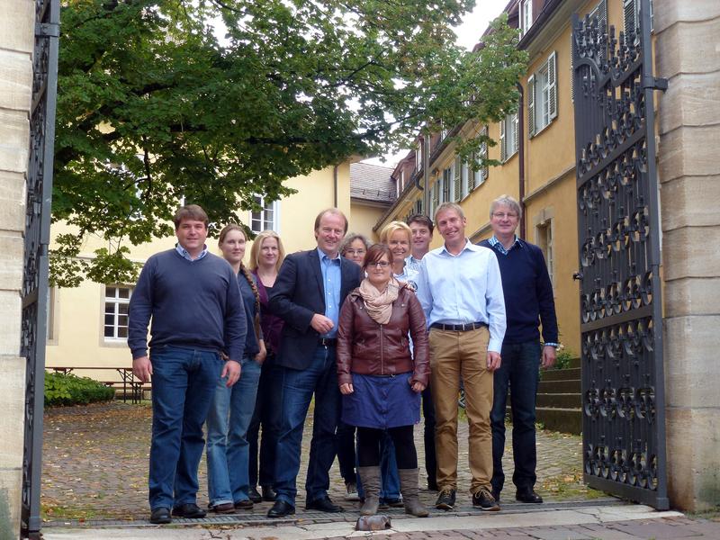 Die Gründerinnen und Gründer des Netzwerks „Pferdewissen“ (v.l.n.r.): Dr. Florian Sitzenstock, Hochschule Osnabrück; Dr. Uta König von Borstel, Universität Göttingen; Sandra van Iwaarden, Hochschule Van Hall Larenstein; Prof. Dr. Dirk Winter, Hochschule Nürtingen-Geislingen; Prof. Dr. Konstanze Krüger, Hochschule Nürtingen-Geislingen; Dr. Salome Wägeli, Berner Fachhochschule, HAFL; Prof. Dr. Conny Herholz, Berner Fachhochschule, HAFL; Hans van Tartwijk, Hochschule Van Hall Larenstein; Prof. Dr. Heiner Westendarp, Hochschule Osnabrück; Prof. Dr. Ralf Waßmuth, Hochschule Osnabrück.