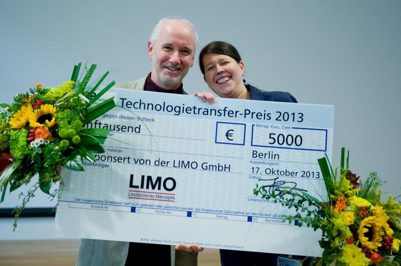 Manuela Klaus und Christoph Genzel haben die Entwicklung von Schneidwerkzeugen ermöglicht, die viel weniger verschleißen und erhalten dafür den Technologietransfer-Preis des HZB. 