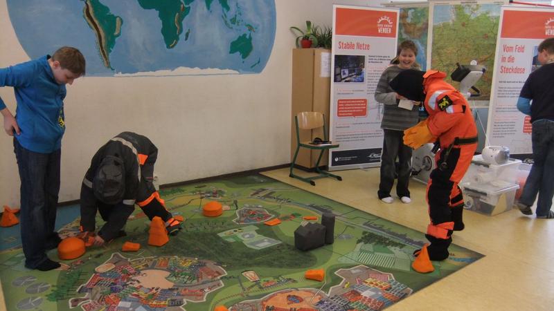 Schüler auf Energie-Wende-Teppich