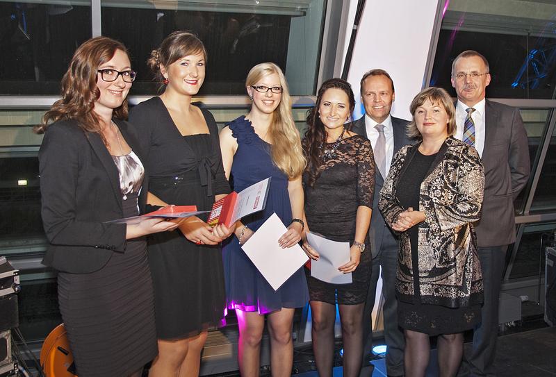 Urkunden und Geldpreise erhielten die jahrgangsbesten Wirtschaftsstudierenden. Von links nach rechts freuten sich Nadja Ehler, Inga Nünning, Annika Schindler, Daniela Buchmüller, der Hochschulratsvorsitzende Andreas Wilming, Wirtschaftsdekanin Prof. Dr. Eva Waller sowie Hochschulvizepräsident Professor Dr. Rudolf Staiger. 
