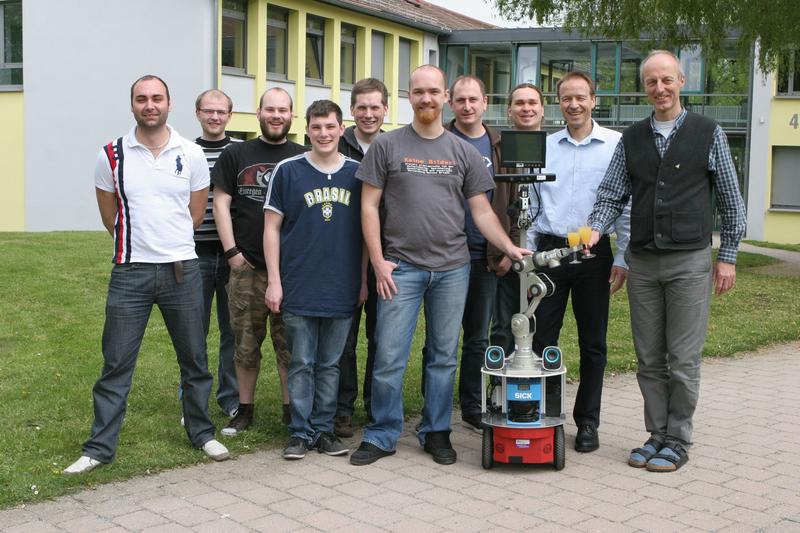 Professor Wolfgang Ertel und seine Forschungsgruppe mit Roboter „Kate“. 