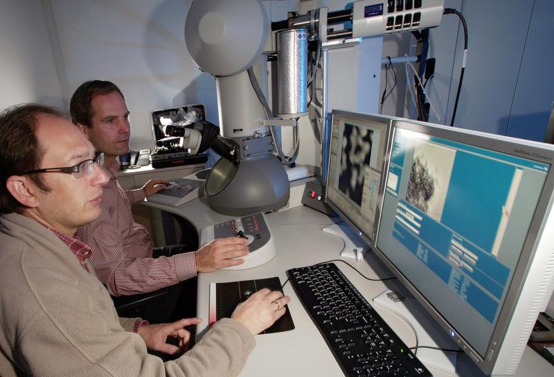 An einem neuen Transmissionselektronenmikroskop arbeiten die Mineralogen Prof. Dr. Falko Langenhorst (im Hintergrund) und Dr. Kilian Pollok am Institut für Geowissenschaften der Universität Jena. Mit diesem Gerät, das derzeit noch getestet wird, werden Geomaterialien, aber auch Asteroidenstaub untersucht. 