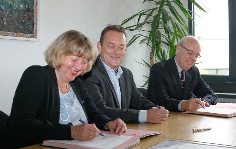 Mit ihren Unterschriften unter eine entsprechende Kooperationsvereinbarung verliehen Präsidentin Prof. Dr. Sabine Doering-Manteuffel und John D. Graham, der Dean der School of Public and Environmental Affairs der Indiana University (rechts), am 10. Oktober 2013 der ebenso langen wie erfolgreichen Zusammenarbeit von Wirtschaftswissenschaftlern beider Universitäten einen offiziellen Charakter. In der Bildmitte freut sich der Augsburger Ökonom Prof. Dr. Erik E. Lehmann – zusammen mit seinem Bloomingtoner Kollegen Prof. Dr. h. c. David B. Audretsch, Ph.D., Seele und Motor der Augsburg-Indiana-Connection – darüber, dass der Vertrag nun auch den Austausch von Studierenden möglich macht.