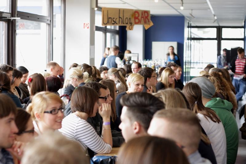 In Heidelberg werden die neuen Studierenden tra­di­ti­o­nell mit einer Erstsemesterwoche begrüßt.