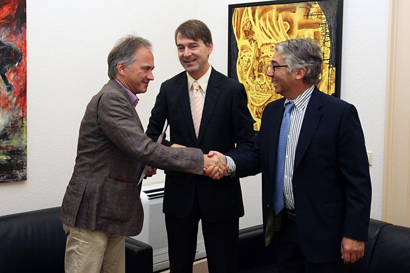 TFH-Vizepräsident Prof. Dr. Reinhard Schröder und TFH-Präsident Prof. Dr. Jürgen Kretschmann gratulierten Prof. Dr. Michael Bendrat zur Berufung (v.r.)