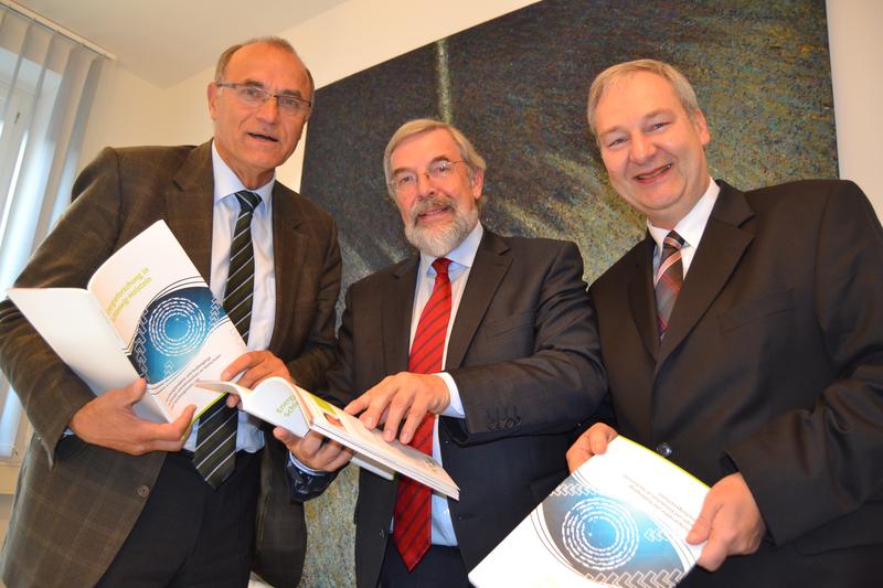 EKSH-Geschäftsführer Prof. Dr. Hans-Jürgen Block (li.) und Stefan Brumm (re.) übergeben den druckfrisch erschienenen Energiebericht an Wissenschafts-Staatssekretär Rolf Fischer. 