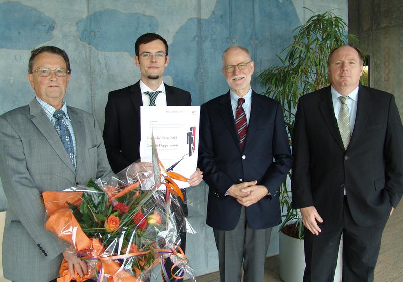 Der Hentschel-Preisträger 2013, Dipl.-Biochemiker Carsten Deppermann, umrahmt von Günter Hentschel, Prof. Christoph Reiners und Prof. Bernhard Nieswandt (von links).