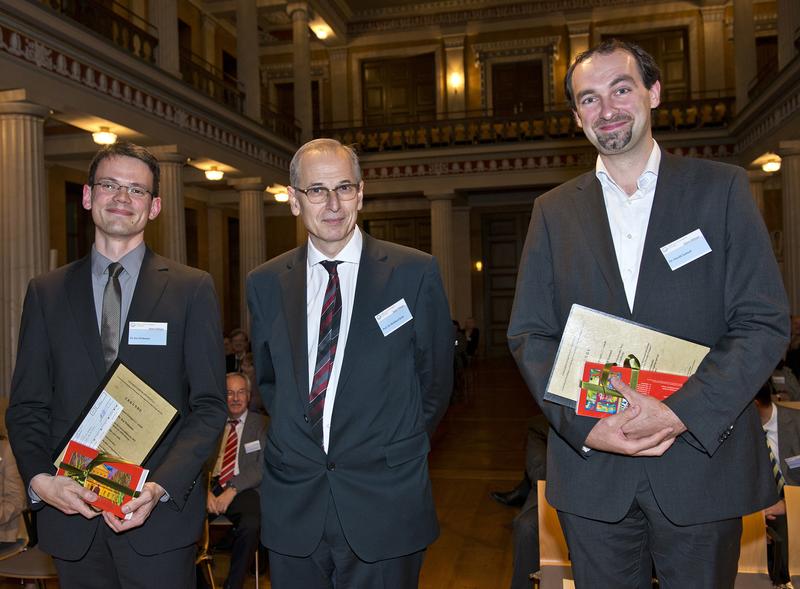 Bei der Preisverleihung in der Universitätsaula (von links): Kai Widmaier, Prof. Dr. Reinhard G. Kratz, Harald Samuel 