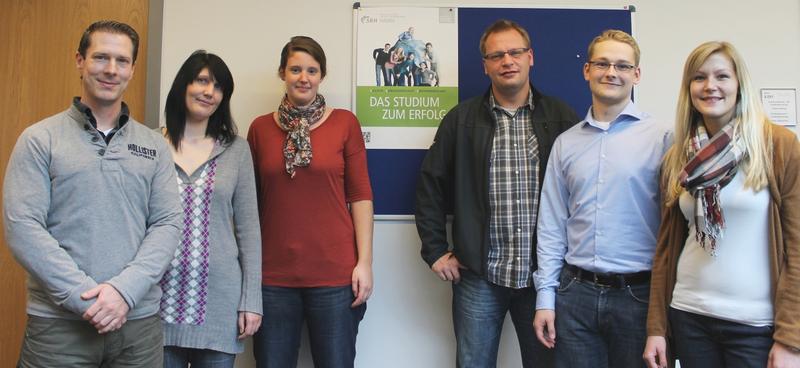 Foto v.l.n.r.: Andre Hellweg (Studienberater), Anja Schoeps (IT-Mitarbeiterin), Andrea Lentrup (Assistentin Hochschulleitung) und drei des vierköpfigen Studierenden-Beratungsteams: Marko Wolf, Fab