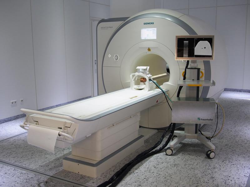 MR-kompatible Ultraschall-Plattform f. multimodale Bildgebung u. Kombination der Vorteile einer MR-Bildgebung u. der Ultraschall-Bildgebung zur ultraschallgest. Bewegungserfassung v. inneren Organen.