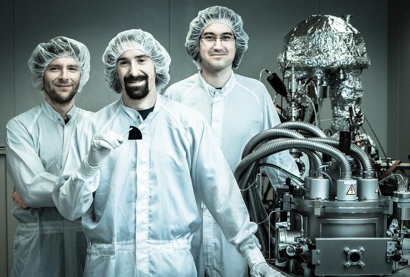 Christoph Deutsch, Martin Brandstetter und Michael Krall im Reinraum des Zentrums für Mikro und Nanostrukturen (ZMNS) an der TU Wien.