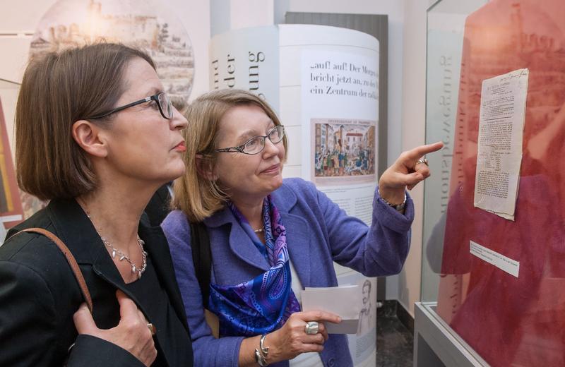  Dr. Irene Häderle und Dr. Eva-Marie Felschow (v.l.), die die Ausstellung konzipierten, mit einem Original des "Hessischen Landboten".