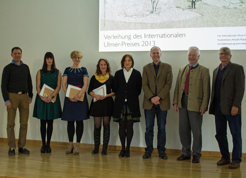 Mit den drei Siegerinnen freuen sich Prof. Dipl.-Ing. Cornelia Müller von der Hochschule Osnabrück (4. v. r.) sowie Prof. Heinz Hallmann von der Karl Foerster-Stiftung (ganz rechts).