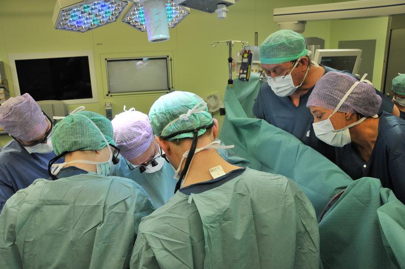 Lehren und Lernen im OP, phasenweise wortlos. Dritter von links: EACTS-Preisträger Thierry Carrel. 