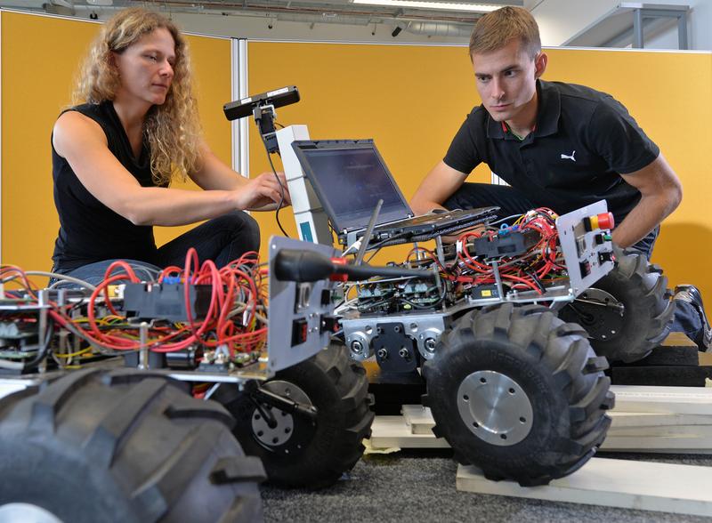 Bevor die Roboter ins Gelände durften, absolvierten sie Tests im Labor der Professur Prozessautomatisierung. Hier analysieren Maja Riedel und Daniel Wunschel die Kommunikation zwischen den Robos.