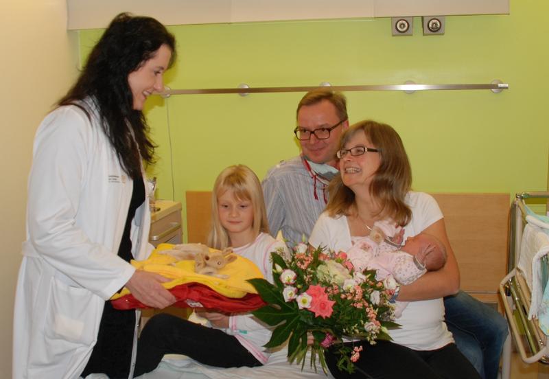 Klinikdirektorin Prof. Pauline Wimberger (links) beglückwünscht Familie Jeschke (Tochter Jette, Vater Andreas und Mutter Heike – v.l.n.r.) zur Geburt von Luise Paulin. 