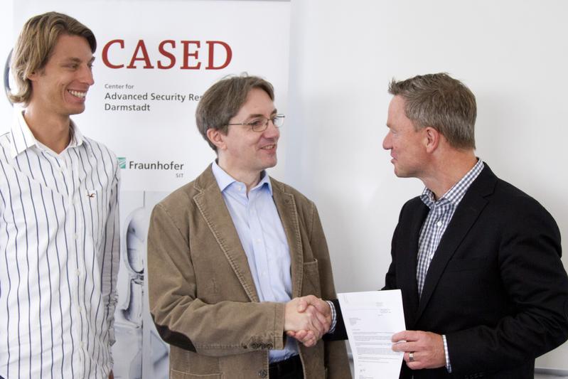  (v.l.n.r.)  Martin Stopczynski, Wissenschaftlicher Mitarbeiter TU Prof. Michael Waidner Dr. Martin Mähler, IBM Wissenschaftsbeziehung 