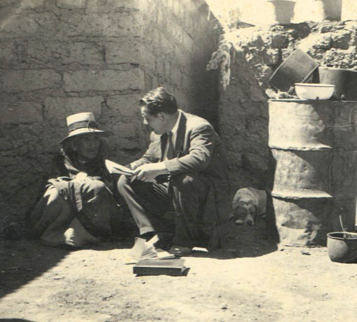 The peruvian anthropologist Alejandro Vivanco Guerra (1910-1991) speaks with an old woman. 