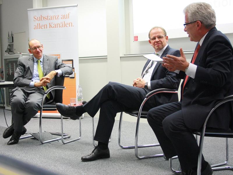 3. Handelsblatt Mensagespräch am 5.11.2013 an der HHL. V.l.n.r.: Dr. Daniel Stelter (ThinkTank "Beyond the Obious"), Dr. Norbert Häring (Handelsblatt) und Prof. Dr. Wilhelm Althammer (HHL). Foto: HHL