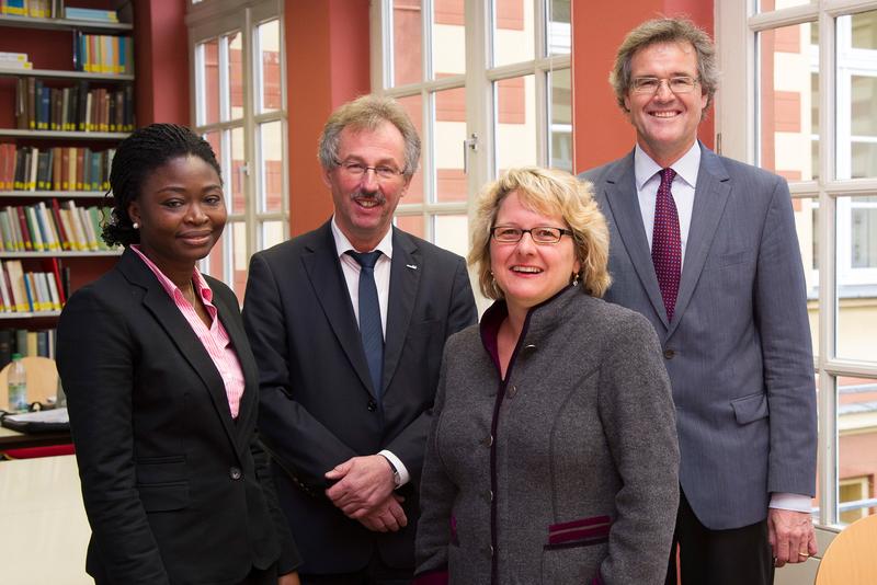 Prof. Dr. Chinwe Ifejika Speranza, Prof. Dr. Jürgen Fohrmann, Svenja Schulze und Prof. Dr. Jakob Rhyner (von links) eröffneten den gemeinsamen Master-Studiengang.