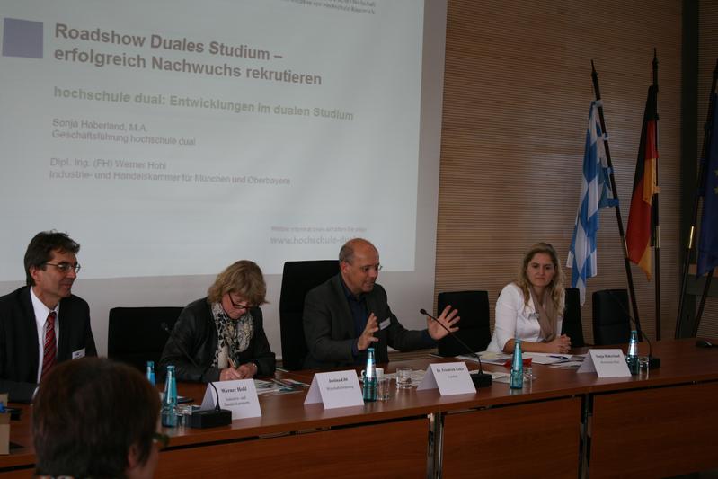 Podiumsdiskussion in Weilheim (v.l. Werner Hohl (IHK für München und Oberbayern), Justina Eibl (Landratsamt Weilheim-Schongau), Landrat Dr. Friedrich Zeller, Sonja Haberland (hochschule dual))