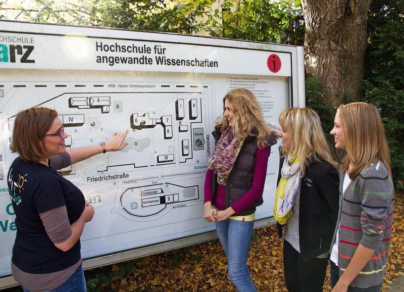 Bild (v.l.n.r.): „Studi-Scout“ Anja Ludewig ist mit den „Schnupperstudentinnen“ Madeline Volkmer, Stella Behrmann und Lia Schödwell auf dem Wernigeröder Campus unterwegs.