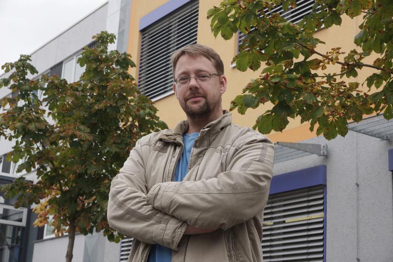 Junior-Prof. Dr. Alexander Szameit von der Uni Jena ist es mit einem internationalen Team gelungen, das Verhalten von Elektronen in  Graphen umfassend zu analysieren. 