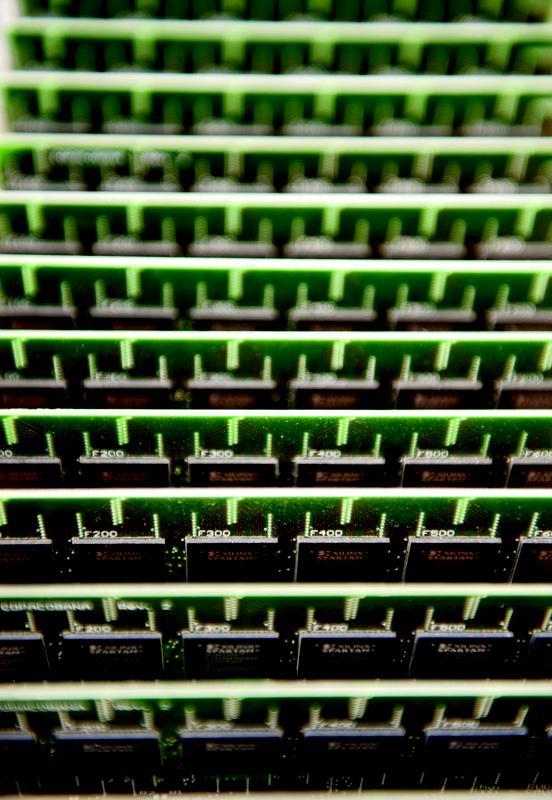 Mit Spezialcomputern, die das Team um Christof Paar entwickelt, können manche Verschlüsselungsverfahren gebrochen werden.