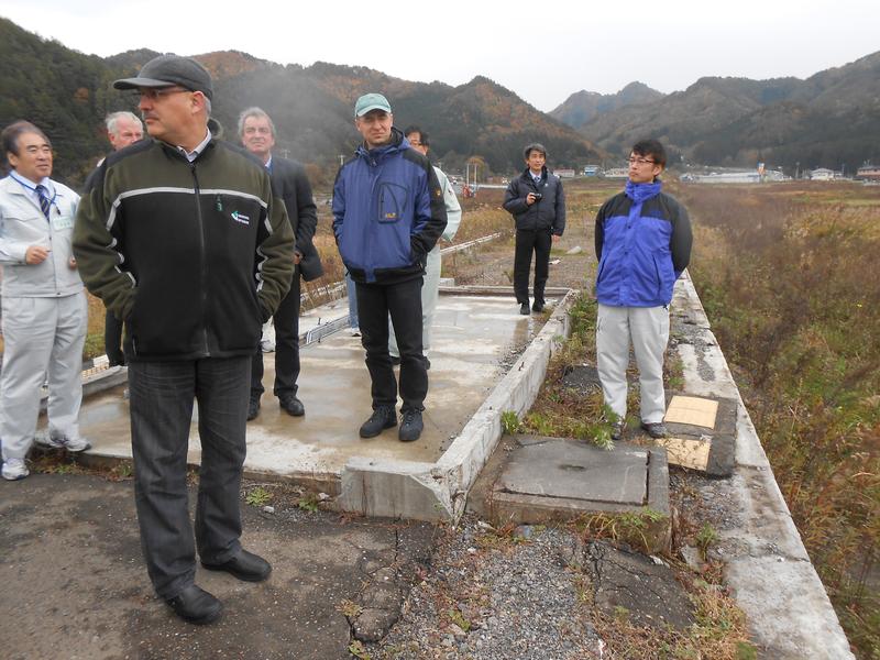 Prof. Bastian Kaiser (vorn) und Prof. Sebastian Hein (Mitte) auf den Resten des Bahnhofs einer vom Tsunami 2011 völlig zerstörten Siedlung in der Präfektur Iwate in Nordjapan