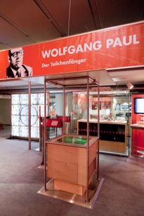 Wolfgang Paul – Der Teilchenfänger: Teilchen "live" erleben – die Nebelkammer im Deutschen Museum Bonn macht's möglich