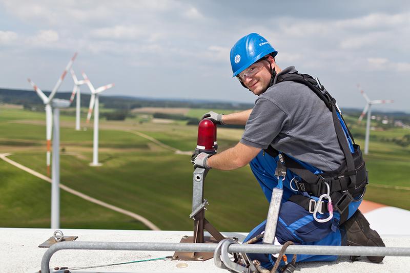 Servicetechniker bei der Arbeit an einer der neuesten Onshore-Windenergieanlage von GE Wind Energy