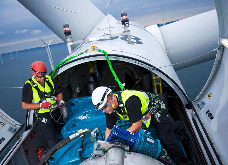 Das Arbeiten an On- und Offshore-Windenergieanlagen erfordert neben der fachlichen Kompetenz auch körperliche Fitness